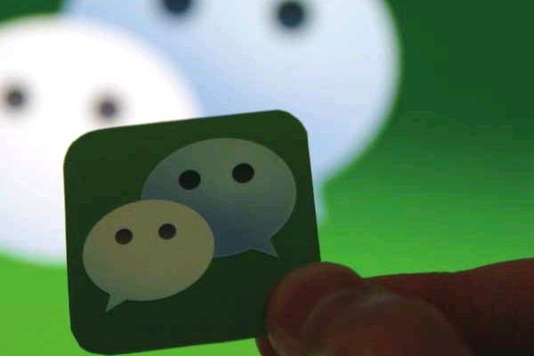 想在微信上卖卖衣服但是微信的人太少了，怎么去线上引流啊？